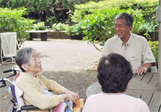 息子様ご夫婦と談笑